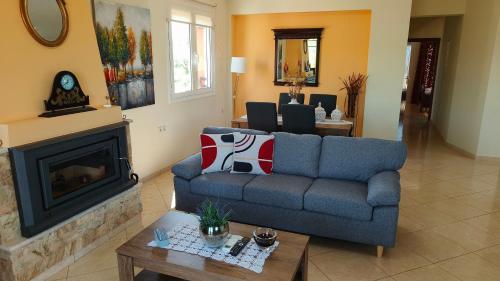 A seating area at Pazinos/Neveli Cottage