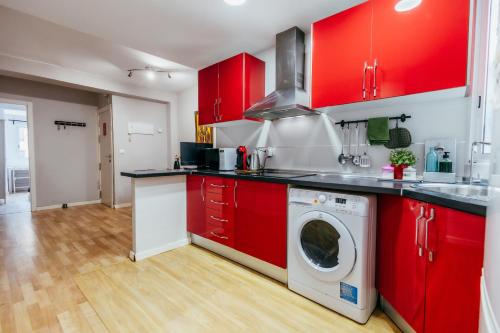 Queen Apt, 2min to Beach, Terrace, 3BD, 6PAX
