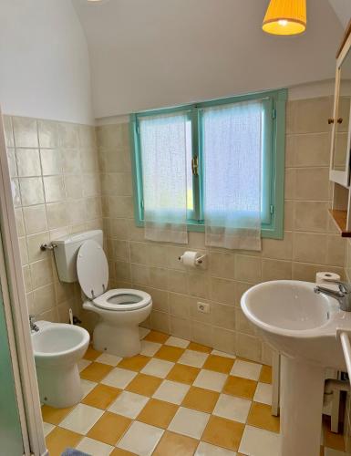 a bathroom with a toilet and a sink at Casetta n.2 con piscina in Sarola