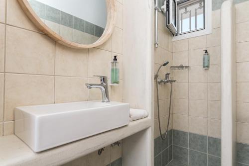 A bathroom at Naftilos Rosmarinus Apartments