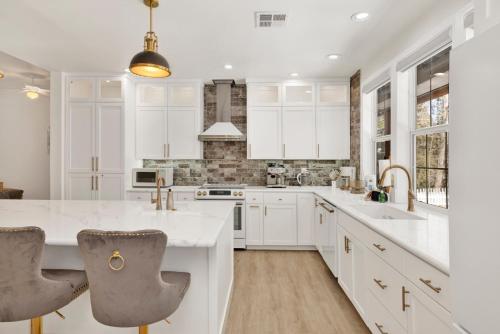 Η κουζίνα ή μικρή κουζίνα στο Castlewood Retreat at Big Bear Central Modern Family Chalet