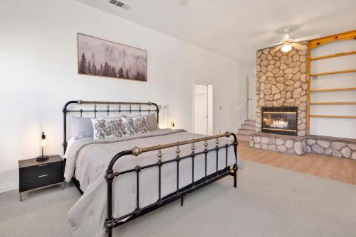 Ένα ή περισσότερα κρεβάτια σε δωμάτιο στο Castlewood Retreat at Big Bear Central Modern Family Chalet