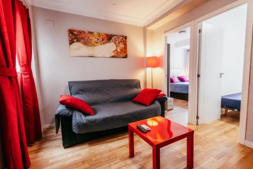 Queen Apt, 2min to Beach, Terrace, 3BD, 6PAX