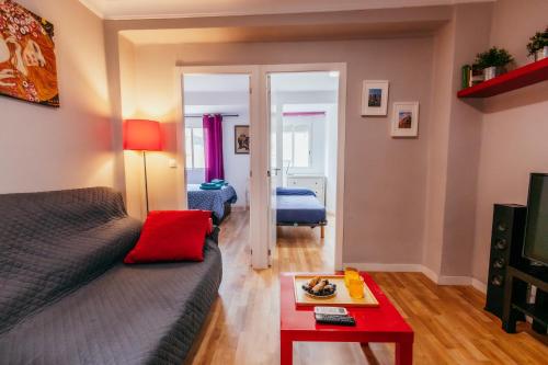 Queen Apt, 2min to Beach, Terrace, 3BD, 6PAX