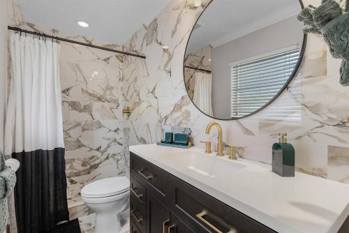 Et badeværelse på 5 BDRM 3 Bath Naples Luxury Htd Pool Nr Beach Pets