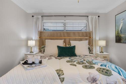 En eller flere senge i et værelse på 5 BDRM 3 Bath Naples Luxury Htd Pool Nr Beach Pets