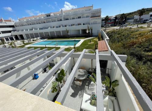 een extern uitzicht op een gebouw met een zwembad bij PALM HOUSE apartment in Tarifa