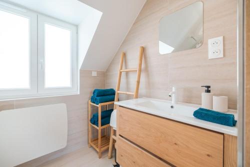 une salle de bain avec un lavabo et un miroir dans l'établissement Bright house Etaples center 4 to 6 people, à Étaples