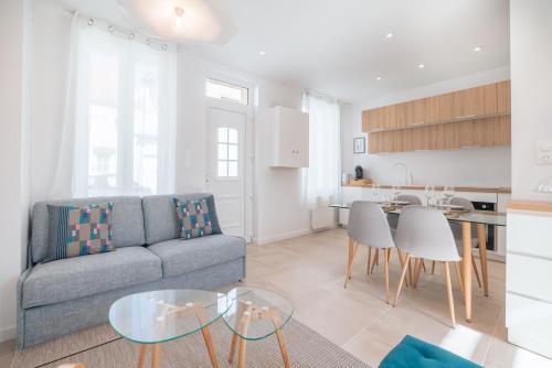 un salon avec un canapé et une table dans l'établissement Bright house Etaples center 4 to 6 people, à Étaples