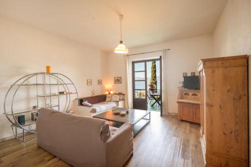 a living room with a couch and a table at Villa Maria Lake View,7 minuti a piedi dal centro, parcheggio privato in Torri del Benaco