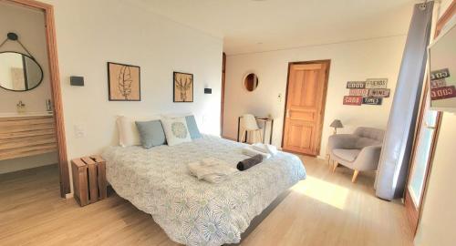 a bedroom with a bed and a chair at DOMAINE CARDU in Cardo-Torgia