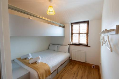 Кровать или кровати в номере Townside Stay - New Town Dingle