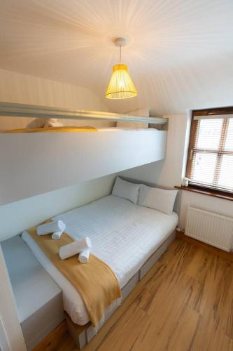 Кровать или кровати в номере Townside Stay - New Town Dingle