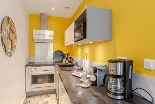 - une cuisine avec une cafetière sur un comptoir en bois dans l'établissement Lovely Renovated 45m2 in the hearth of Cannes, à Cannes