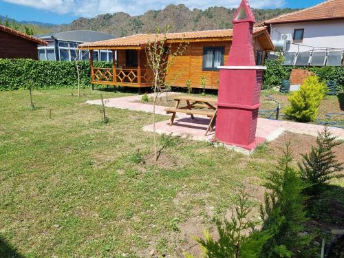 Φωτογραφία από το άλμπουμ του Ugur Pansiyon Bungalows σε Cıralı