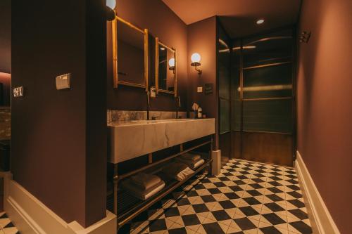 a bathroom with a sink and a shower at Torel Saboaria in Porto