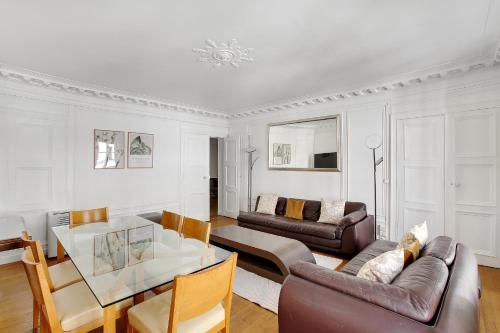 un salon avec un canapé et une table dans l'établissement Élégance & confort à deux pas de la Madeleine, à Paris