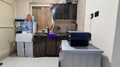 kuchnia ze zlewem i blatem w obiekcie Studio with roof11 w mieście Adżman
