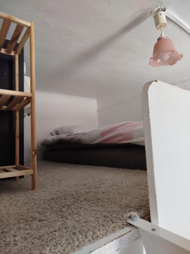 une chambre avec un lit, une lampe et une échelle dans l'établissement Appartement lumineux, cinq personnes, centre historique de la Ciotat, à La Ciotat