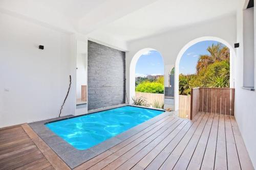 une piscine au milieu d'une maison dans l'établissement Villa Julyan, à Cannes
