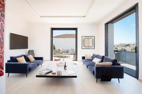 un salon avec deux canapés et une table dans l'établissement Villa Julyan, à Cannes