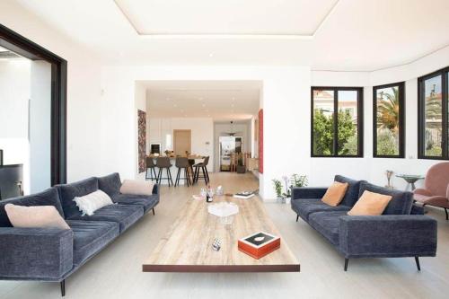 un salon avec deux canapés et une table basse dans l'établissement Villa Julyan, à Cannes
