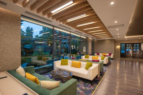 Ruang duduk di Sailor's Beach Club
