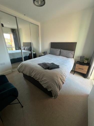 Ένα ή περισσότερα κρεβάτια σε δωμάτιο στο River Wharf Apartment