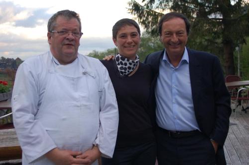two men and a woman posing for a picture at Aux 500 Diables Eco Lodge - Hotel in Chambon-sur-Lac