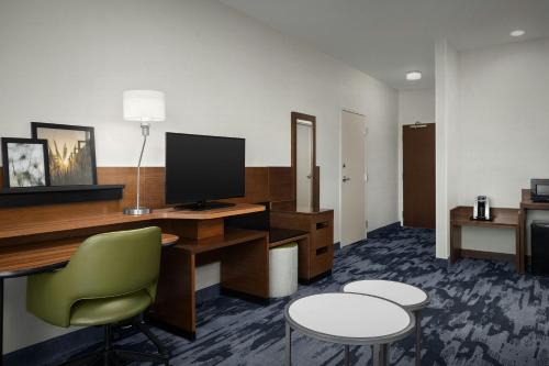 TV a/nebo společenská místnost v ubytování Fairfield Inn & Suites by Marriott Atlanta Stockbridge