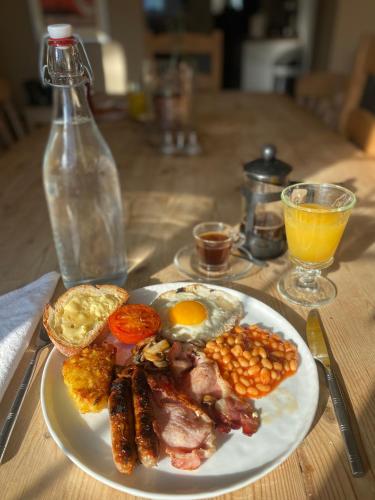 a plate of breakfast food with an egg and beans at relaxed and peaceful in St Ives