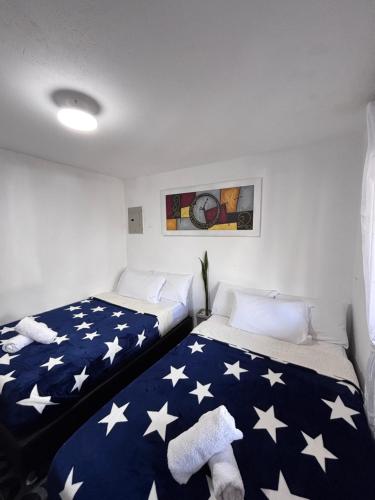 two beds in a room with stars on the sheets at Mayka cabañas con JACUZZI in Guatapé