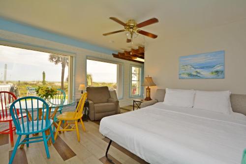 Postel nebo postele na pokoji v ubytování Unit 117 Direct Oceanfront Views 2br Heated Pool