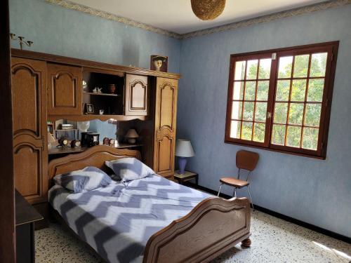 une chambre avec un lit et une fenêtre dans l'établissement CASA DI SIGNARE, à Ventiseri