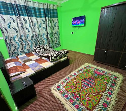 Un dormitorio con una cama y una pared verde. en The Hush Heaven, en Srinagar