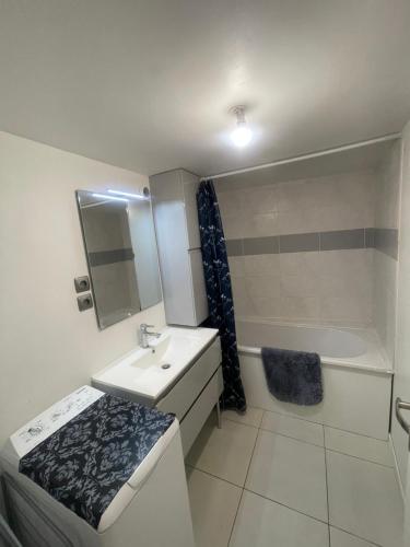 a bathroom with a sink and a bath tub at Très bel Appartement près de Montpellier in Gignac