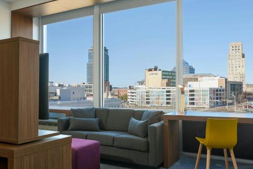 Χώρος καθιστικού στο Aloft Durham Downtown