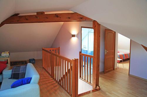 - un salon avec un canapé bleu et un escalier dans l'établissement 05DAME Dalaromeri, à Savines