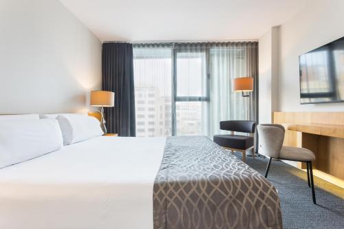 a hotel room with a bed and a desk at Hotel Royal Passeig de Gracia in Barcelona