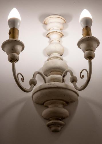 a chandelier with three lights hanging from a ceiling at Le Terrazze Del Chianti b&b Residenza d'Epoca e di Charme in Tavarnelle in Val di Pesa