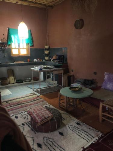 a living room with a table and a tableasteryasteryasteryasteryasteryasteryastery at Chill and welcoming flat in Tagounite in Tagounite