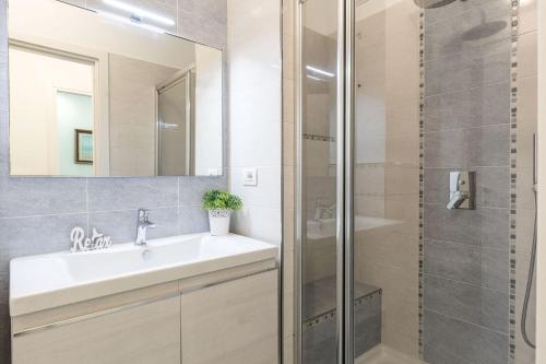 un bagno con lavandino e doccia di Italian Experience-La Rondine Apartment a Porto Recanati