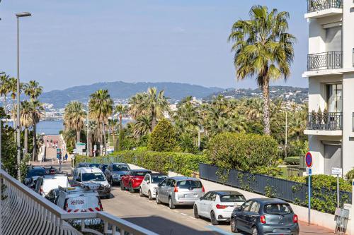 Un tas de voitures garées dans un parking dans l'établissement REF 1997 - Cannes - Sea view apartment for rent, à Cannes
