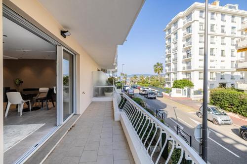 Cet appartement dispose d'un balcon offrant une vue sur la rue. dans l'établissement REF 1997 - Cannes - Sea view apartment for rent, à Cannes