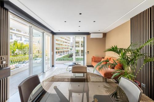 un salon avec une table en verre et des chaises dans l'établissement REF 1997 - Cannes - Sea view apartment for rent, à Cannes