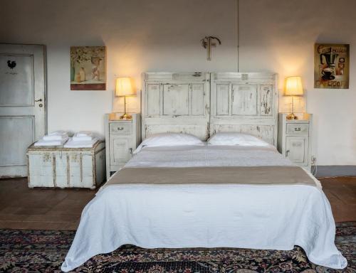 a bedroom with a large white bed with two lamps at Le Terrazze Del Chianti b&b Residenza d'Epoca e di Charme in Tavarnelle in Val di Pesa