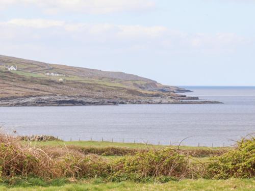a view of a large body of water at Cúnna Bán in Derreen