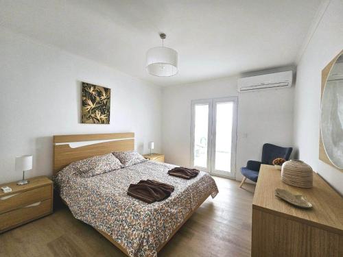 una camera da letto con un letto, una scrivania e una sedia di BoaVista House 1 a Maia