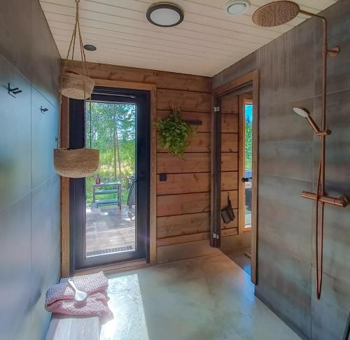 un soggiorno con porta e finestra di Villa Kokkoranta - Lake house with the View a Tampere