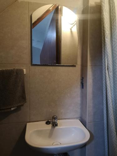 un baño con lavabo y espejo en La Casa De Los Amigos, en Arequipa